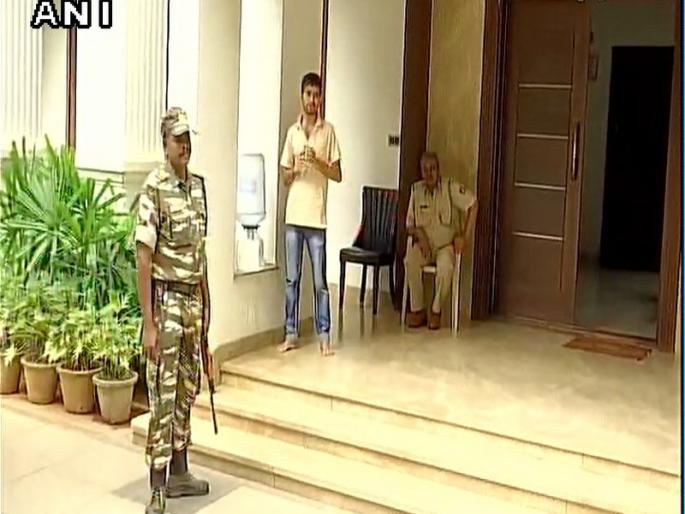 Karnataka Income Tax Minister GK Shivkumar's house raids by Income Tax Department | गुजरात काँग्रेसचे आमदार थांबलेल्या रिसॉर्टवर आयकर विभागाचा छापा Karnataka Income Tax Minister GK Shivkumar's house raids by Income Tax Department | गुजरात काँग्रेसचे आमदार थांबलेल्या रिसॉर्टवर आयकर विभागाचा छापा