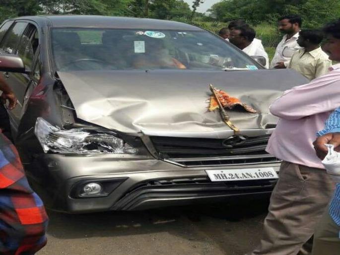Nationalist Dr. Shivalinga Shivchacharya's car accident, tractor haul car on Ahmedpur-Udgir road | राष्ट्रसंत डॉ. शिवलिंग शिवाचार्य महाराज यांच्या कारला अपघात, अहमदपूर-उदगीर मार्गावर ट्रकला धडकली कार Nationalist Dr. Shivalinga Shivchacharya's car accident, tractor haul car on Ahmedpur-Udgir road | राष्ट्रसंत डॉ. शिवलिंग शिवाचार्य महाराज यांच्या कारला अपघात, अहमदपूर-उदगीर मार्गावर ट्रकला धडकली कार