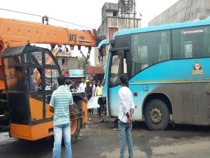 Shivneri bus stopped on highway at dehuroad | देहूरोड येथे महामार्गावरच बंद पडली शिवनेरी बस Shivneri bus stopped on highway at dehuroad | देहूरोड येथे महामार्गावरच बंद पडली शिवनेरी बस