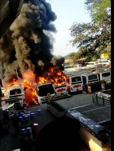 Five Shivshahi buses burnt to ashes at Satara bus stand | सातारा बसस्थानकात शिवशाहीच्या पाच बस जळून खाक Five Shivshahi buses burnt to ashes at Satara bus stand | सातारा बसस्थानकात शिवशाहीच्या पाच बस जळून खाक