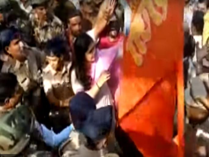 Shivprideri shout slogans against Shivneri government ... | सरकारविरोधात शिवनेरीवर शिवप्रेमींची घोषणाबाजी...