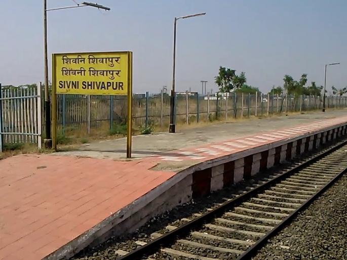 Akola: There is no road to go to Shimini-Shiva Railway Station! | अकोला : शिवणी-शिवर रेल्वेस्थानकावर जाण्यासाठी रस्ताच नाही!