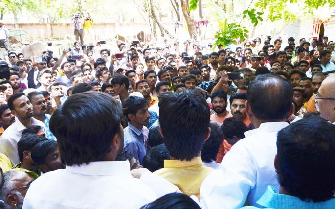 Anand Chandasanivan's office has been booked by the police | आनंद चंदनशिवेंसह पदाधिकाºयांवर गुन्हा दाखल Anand Chandasanivan's office has been booked by the police | आनंद चंदनशिवेंसह पदाधिकाºयांवर गुन्हा दाखल