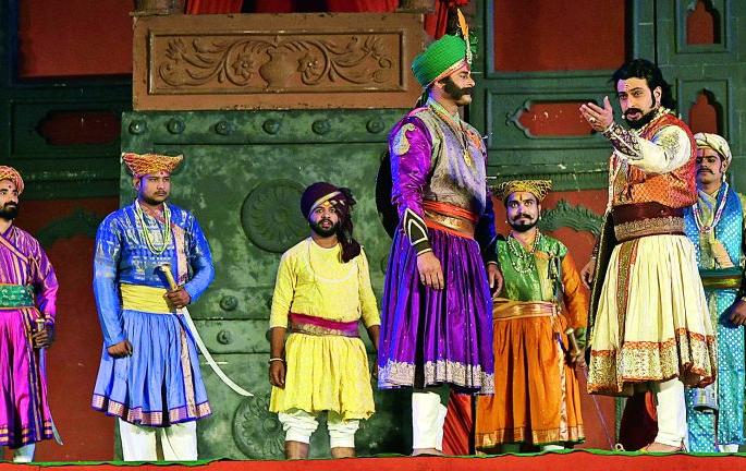 While watching The 'Shivaaputra Sambhaji' standing thorn on the body | ‘शिवपुत्र संभाजी’ पाहताना अंगावर काटा येतो