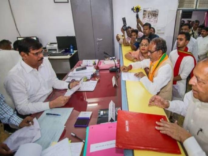 Just running! Someone left the rally, while someone reached the office in another vehicle | नुसती धावपळ! काेणी रॅली साेडली, तर काेणी दुसऱ्या वाहनाने गाठले कार्यालय Just running! Someone left the rally, while someone reached the office in another vehicle | नुसती धावपळ! काेणी रॅली साेडली, तर काेणी दुसऱ्या वाहनाने गाठले कार्यालय