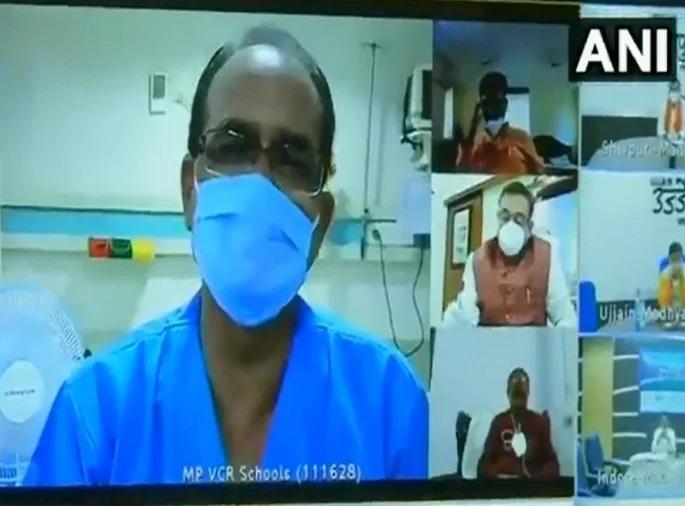 Covid Positive Cm Shivraj Singh Chauhan Washing His Clothes Itself In Chirayu Hospital | मध्य प्रदेशचे मुख्यमंत्री म्हणाले, "मी स्वतः रुग्णालयात धुतोय कपडे" Covid Positive Cm Shivraj Singh Chauhan Washing His Clothes Itself In Chirayu Hospital | मध्य प्रदेशचे मुख्यमंत्री म्हणाले, "मी स्वतः रुग्णालयात धुतोय कपडे"