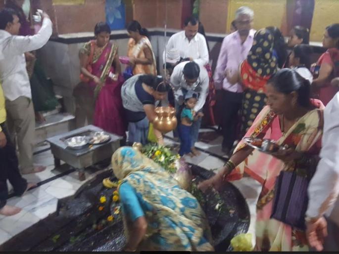 One lakh devotees took a glimpse of Lord Shiva in the Chakanala Chakraswara temple for the purpose of Mahashivaratri | चाकणला चक्रेश्वर मंदिरात महाशिवरात्री निमित्त एक लाख भाविकांनी घेतले शिवलिंगाचे दर्शन