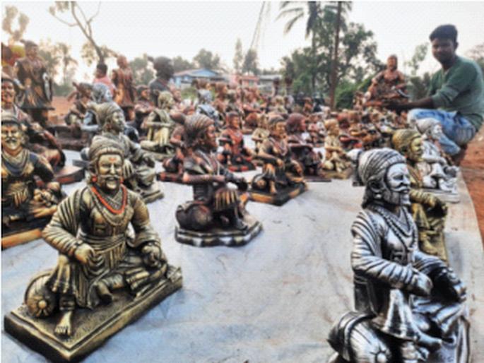 Due to Shiva Jayanti, the demand for statues of Chhatrapati Shivaji increased | शिवजयंतीमुळे छत्रपती शिवरायांच्या पुतळ्यांना वाढली मागणी Due to Shiva Jayanti, the demand for statues of Chhatrapati Shivaji increased | शिवजयंतीमुळे छत्रपती शिवरायांच्या पुतळ्यांना वाढली मागणी