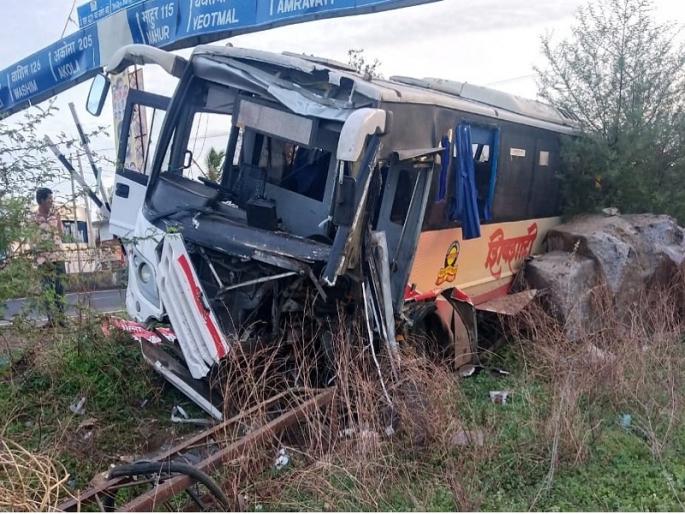 Shivashahi bus accident in Nanded; Four people injured with driver | नांदेडजवळ चालकाचा ताबा सुटल्याने शिवशाही बसला अपघात; वाहकासह चारजण जखमी Shivashahi bus accident in Nanded; Four people injured with driver | नांदेडजवळ चालकाचा ताबा सुटल्याने शिवशाही बसला अपघात; वाहकासह चारजण जखमी