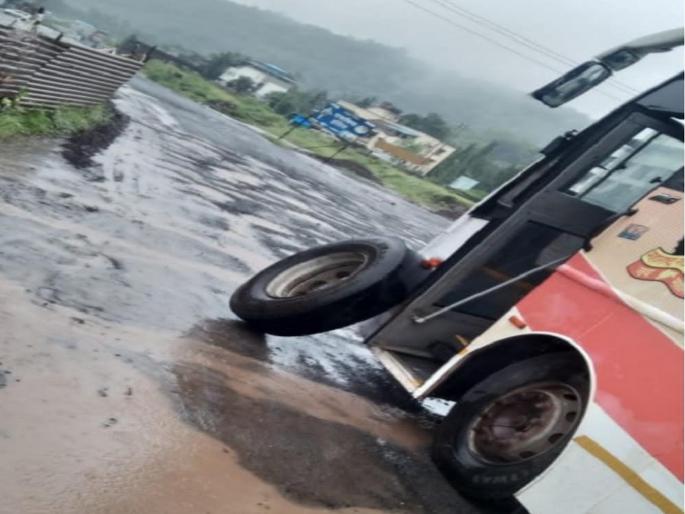 The wheel of the running Shivshahi bus suddenly came off in chiplun | धावत्या शिवशाही बसचे चाक अचानक निखळले The wheel of the running Shivshahi bus suddenly came off in chiplun | धावत्या शिवशाही बसचे चाक अचानक निखळले