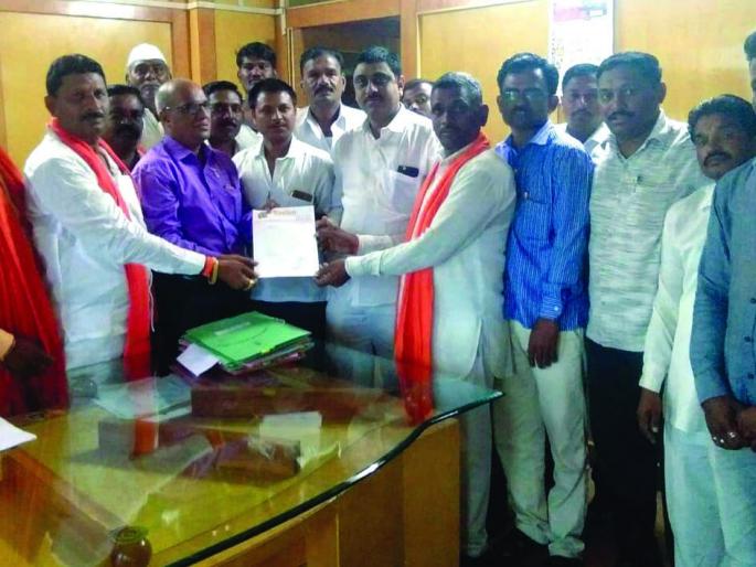 Shivsainik rally for the various demands of farmers! | शेतकऱ्यांच्या विविध मागण्यांसंदर्भात शिवसैनिक धडकले वाशिम जिल्हाधिकारी कार्यालयावर ! Shivsainik rally for the various demands of farmers! | शेतकऱ्यांच्या विविध मागण्यांसंदर्भात शिवसैनिक धडकले वाशिम जिल्हाधिकारी कार्यालयावर !