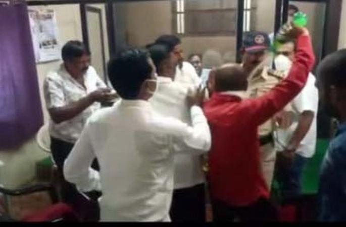 Jalgaon Jamod: Attempt of self-immolation of two Shiv Sena corporators | जळगाव जामोद : मुख्याधिकाऱ्यांच्या कक्षात दोन शिवसेना नगरसेवकांचा आत्मदहनाचा प्रयत्न Jalgaon Jamod: Attempt of self-immolation of two Shiv Sena corporators | जळगाव जामोद : मुख्याधिकाऱ्यांच्या कक्षात दोन शिवसेना नगरसेवकांचा आत्मदहनाचा प्रयत्न