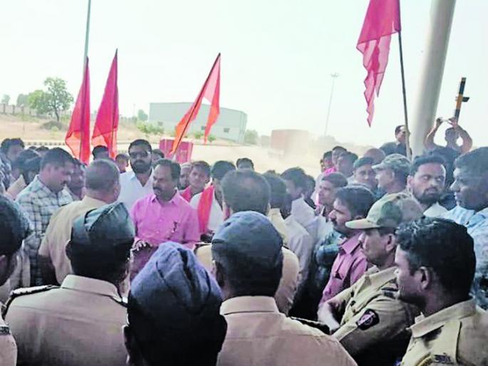 Shiv Sena's movement against pirate surveillance nose robbery | पूर्णाड तपासणी नाक्यावर चोरट्या वाहतुकीविरोधात शिवसेनेचे आंदोलन Shiv Sena's movement against pirate surveillance nose robbery | पूर्णाड तपासणी नाक्यावर चोरट्या वाहतुकीविरोधात शिवसेनेचे आंदोलन