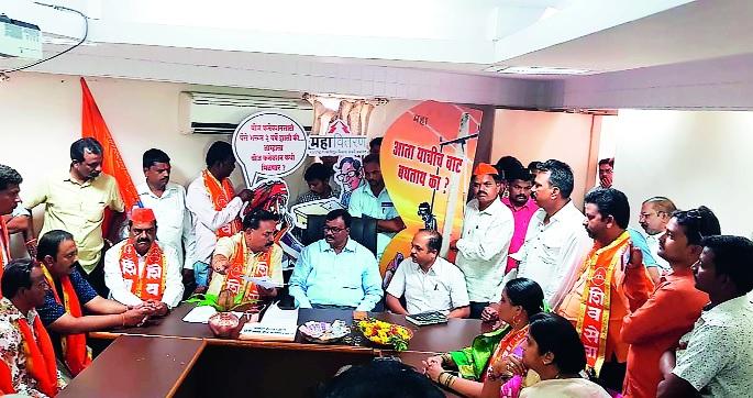 Laxmipujan of Shivsena before 'Mahavitaran' | ‘महावितरण’समोर शिवसेनेचे लक्ष्मीपूजन Laxmipujan of Shivsena before 'Mahavitaran' | ‘महावितरण’समोर शिवसेनेचे लक्ष्मीपूजन