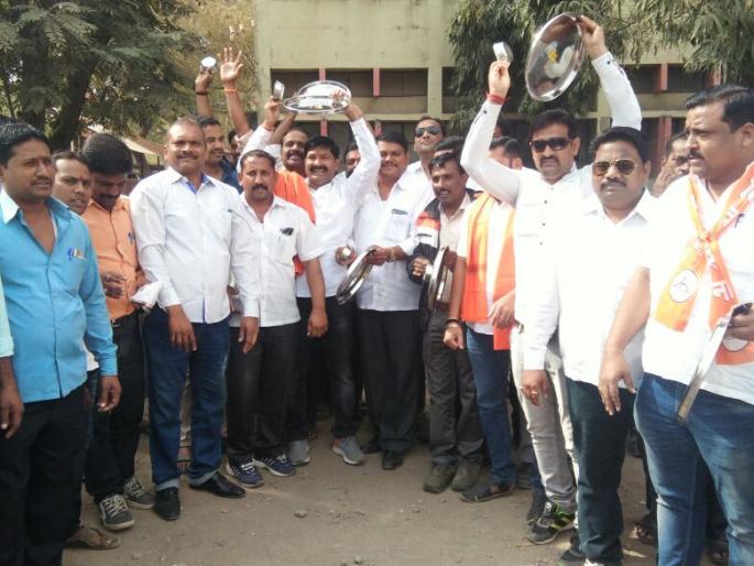 Shiv Sena has organized the plate Bajav agitation in front of Akola Supply Department | अकोला पुरवठा विभागासमोर  शिवसेनेने केले थाली बजाव आंदोलन
