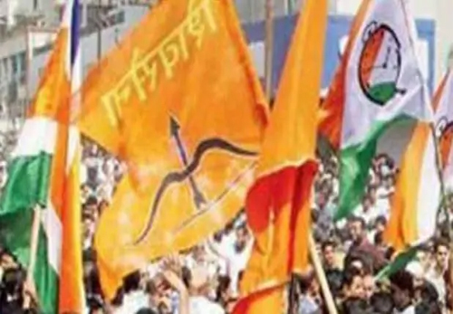 Picture that the leaders are on the one hand and the voters on the other | मतदानावेळी नेते एकीकडे तर मतदार दुसरीकडेच असल्याचे चित्र Picture that the leaders are on the one hand and the voters on the other | मतदानावेळी नेते एकीकडे तर मतदार दुसरीकडेच असल्याचे चित्र