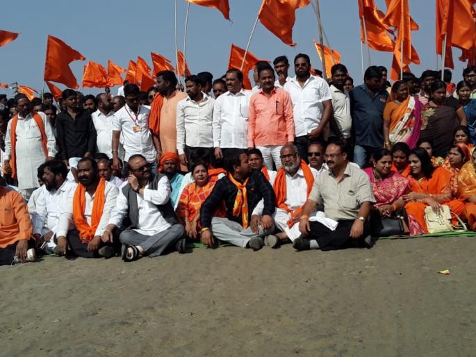 Shivsena aggressor for water; 'Stop the road' at the Ugwa fata | पाण्यासाठी शिवसेना आक्रमक; उगवा फाट्यावर ‘रास्ता रोको’ Shivsena aggressor for water; 'Stop the road' at the Ugwa fata | पाण्यासाठी शिवसेना आक्रमक; उगवा फाट्यावर ‘रास्ता रोको’