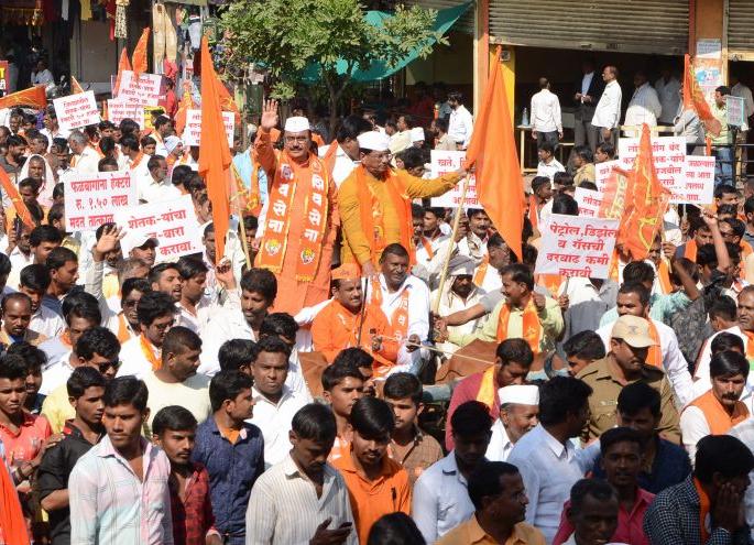 Dhadak Morcha on Shiv Sena's District Collectorate | शिवसेनेचा जिल्हाधिकारी कार्यालयावर धडक मोर्चा Dhadak Morcha on Shiv Sena's District Collectorate | शिवसेनेचा जिल्हाधिकारी कार्यालयावर धडक मोर्चा