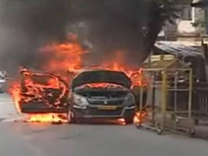 A car caught fire in front of Shiv Sena Bhavan in mumbai | शिवसेना भवनसमोर कारला भीषण आग; परिसरात खळबळ A car caught fire in front of Shiv Sena Bhavan in mumbai | शिवसेना भवनसमोर कारला भीषण आग; परिसरात खळबळ