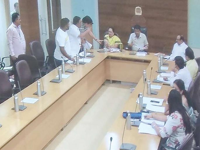 Shiv Sena corporators aggressive for outstanding workers | कामगारांच्या थकबाकीसाठी शिवसेना नगरसेवक आक्रमक Shiv Sena corporators aggressive for outstanding workers | कामगारांच्या थकबाकीसाठी शिवसेना नगरसेवक आक्रमक