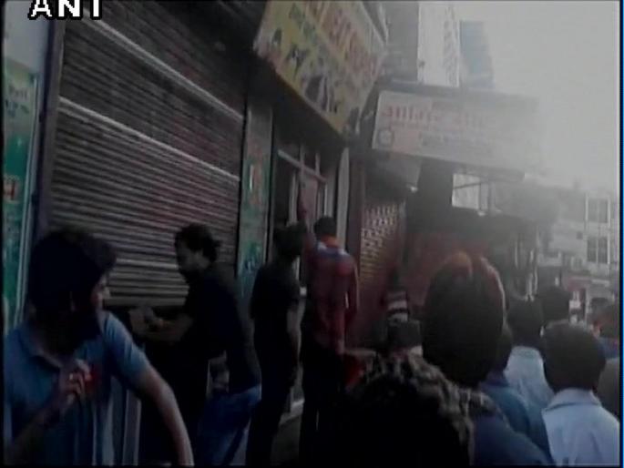 Shivsena refused to sell 500 shops in Navratri, order not to sell till Navaratri ends | नवरात्रीला मांसविक्री करणा-या 500 दुकानांना शिवसेनेनं ठोकलं टाळं, नवरात्री संपेपर्यंत विक्री न करण्याचा आदेश Shivsena refused to sell 500 shops in Navratri, order not to sell till Navaratri ends | नवरात्रीला मांसविक्री करणा-या 500 दुकानांना शिवसेनेनं ठोकलं टाळं, नवरात्री संपेपर्यंत विक्री न करण्याचा आदेश