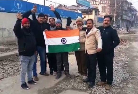 Shivsena challenged Farooq Abdullah, floods at Lal Chowk, Tricolor tricolor | शिवसेनेनं फारूख अब्दुल्लांचं आव्हान केलं पूर्ण, लाल चौकात फडकावला तिरंगा Shivsena challenged Farooq Abdullah, floods at Lal Chowk, Tricolor tricolor | शिवसेनेनं फारूख अब्दुल्लांचं आव्हान केलं पूर्ण, लाल चौकात फडकावला तिरंगा