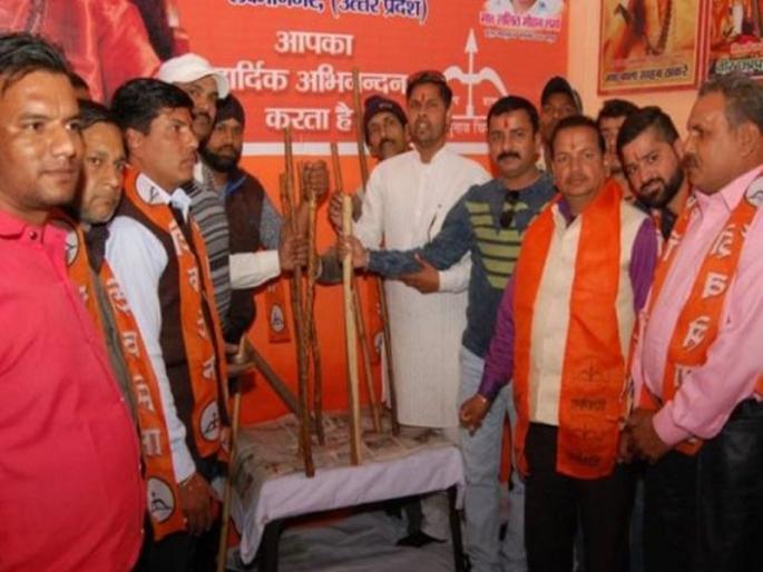 Shivsena workers does lathi poojan to oppose Valentine Day | 'व्हॅलेंटाइन डे'च्या विरोधात शिवसैनिकांनी केलं काठ्यांचं पूजन Shivsena workers does lathi poojan to oppose Valentine Day | 'व्हॅलेंटाइन डे'च्या विरोधात शिवसैनिकांनी केलं काठ्यांचं पूजन