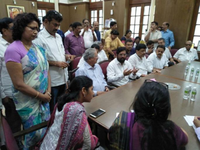 Separate Mumbai Suburban Railway Service, Shivsena's demand on the backdrop of Elphinstone Accident | मुंबई उपनगरी रेल्वे सेवा स्वतंत्र करा, एलफिन्स्टन दुर्घटनेच्या पार्श्वभूमीवर शिवसेनेची मागणी Separate Mumbai Suburban Railway Service, Shivsena's demand on the backdrop of Elphinstone Accident | मुंबई उपनगरी रेल्वे सेवा स्वतंत्र करा, एलफिन्स्टन दुर्घटनेच्या पार्श्वभूमीवर शिवसेनेची मागणी