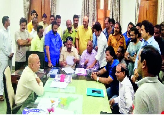 The interest on the loan should not be charged for six months | कर्जावरील व्याज सहा महिन्यांसाठी घेऊ नये-: शिवसेनेसह पूरग्रस्त व्यापारी, व्यावसायिकांनी दिले निवेदन The interest on the loan should not be charged for six months | कर्जावरील व्याज सहा महिन्यांसाठी घेऊ नये-: शिवसेनेसह पूरग्रस्त व्यापारी, व्यावसायिकांनी दिले निवेदन