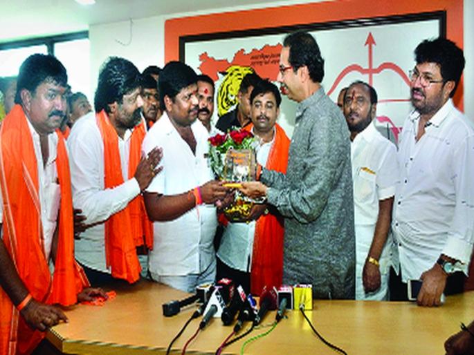 Shiv Sena will remain in power; Minister but will change? The sign given by Uddhav | शिवसेना राहणार सत्तेतच; मंत्री मात्र बदलणार? उद्धव यांनी दिले संकेत Shiv Sena will remain in power; Minister but will change? The sign given by Uddhav | शिवसेना राहणार सत्तेतच; मंत्री मात्र बदलणार? उद्धव यांनी दिले संकेत