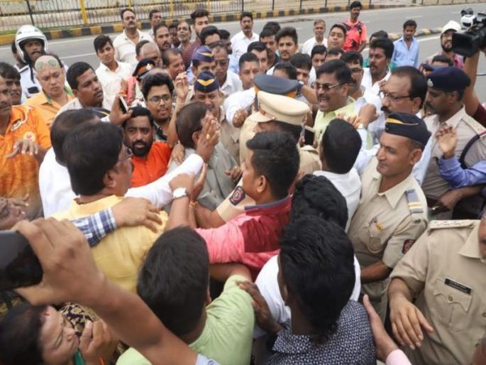Mumbai : MNS and shiv sena supporters clash in Lower Parel | Lower Parel Bridge Closed : मुंबईत शिवसेना-मनसेमध्ये तुफान राडा Mumbai : MNS and shiv sena supporters clash in Lower Parel | Lower Parel Bridge Closed : मुंबईत शिवसेना-मनसेमध्ये तुफान राडा