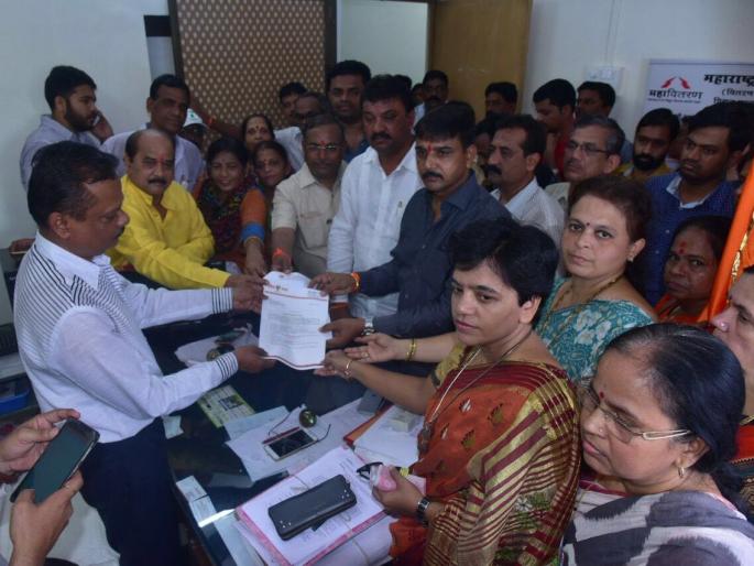 On the issue of electricity issues, the rally organized by the Dabwaliite Shivsena's Mahavitaran office | वीज समस्यांबाबत डोंबिवलीत शिवसेनेचा महावितरण कार्यालयावर मोर्चा   On the issue of electricity issues, the rally organized by the Dabwaliite Shivsena's Mahavitaran office | वीज समस्यांबाबत डोंबिवलीत शिवसेनेचा महावितरण कार्यालयावर मोर्चा