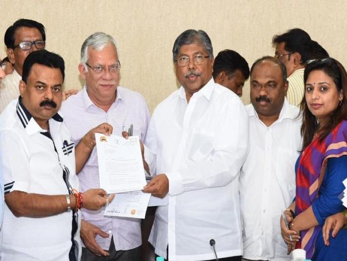 Survey of Koliwade and Gavitans excluded, demand of Shiv Sena delegation Revenue Minister | वगळलेल्या कोळीवाडे व गावठणांचे सर्वेक्षण करा, शिवसेनेच्या शिष्टमंडळाची महसूलमंत्र्यांकडे मागणी Survey of Koliwade and Gavitans excluded, demand of Shiv Sena delegation Revenue Minister | वगळलेल्या कोळीवाडे व गावठणांचे सर्वेक्षण करा, शिवसेनेच्या शिष्टमंडळाची महसूलमंत्र्यांकडे मागणी