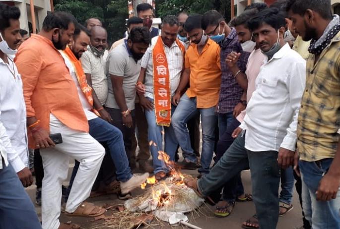 Shiv Sena's agitation against the Karnataka government in Nrusinhwadi | नृसिंहवाडीत कर्नाटक सरकारच्या विरोधात शिवसेनेचे आंदोलन Shiv Sena's agitation against the Karnataka government in Nrusinhwadi | नृसिंहवाडीत कर्नाटक सरकारच्या विरोधात शिवसेनेचे आंदोलन
