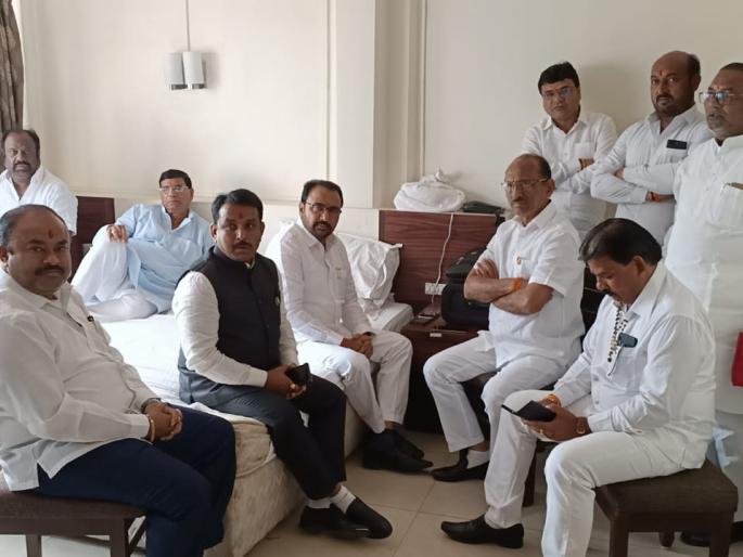 Maharashtra cabinet expansion: Shiv Sena leaders in western varhada upset | मंत्रीमंडळ  विस्तारावरून पश्चिम वऱ्हाडातील शिवसेनेत खदखद Maharashtra cabinet expansion: Shiv Sena leaders in western varhada upset | मंत्रीमंडळ  विस्तारावरून पश्चिम वऱ्हाडातील शिवसेनेत खदखद