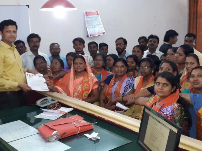 Women Shivsainiks give money to the administration in Muktainagar | मुक्ताईनगरात महिला शिवसैनिकांनी प्रशासनाला दिल्या बांगड्यांचा आहेर Women Shivsainiks give money to the administration in Muktainagar | मुक्ताईनगरात महिला शिवसैनिकांनी प्रशासनाला दिल्या बांगड्यांचा आहेर