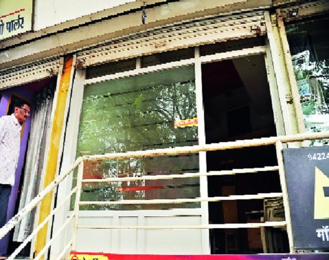 The office also changes with the district chief | जिल्हाप्रमुखांबरोबर कार्यालयही बदलते --: शिवसेनेची स्थिती The office also changes with the district chief | जिल्हाप्रमुखांबरोबर कार्यालयही बदलते --: शिवसेनेची स्थिती