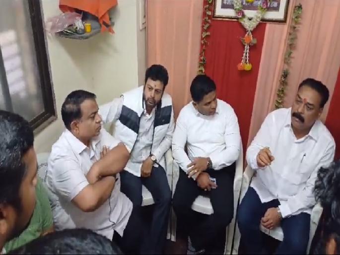 Officials of Shiv Sena Thackeray faction told the officials of Maharashtra Life Authority from bad roads in Kolhapur city | Kolhapur: पैसे खायला नाही, कामासाठी नेमलंय; शिवसेना पदाधिकाऱ्यांनी जीवन प्राधिकरणच्या अधिकाऱ्यांना झापले Officials of Shiv Sena Thackeray faction told the officials of Maharashtra Life Authority from bad roads in Kolhapur city | Kolhapur: पैसे खायला नाही, कामासाठी नेमलंय; शिवसेना पदाधिकाऱ्यांनी जीवन प्राधिकरणच्या अधिकाऱ्यांना झापले