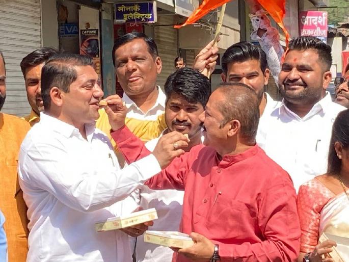 Shiv Sena celebrated name change by distributing pedha sweets in Nashik | नाशकात शिवसेनेकडून पेढे वाटून नामांतराचा आनंदोत्सव साजरा Shiv Sena celebrated name change by distributing pedha sweets in Nashik | नाशकात शिवसेनेकडून पेढे वाटून नामांतराचा आनंदोत्सव साजरा