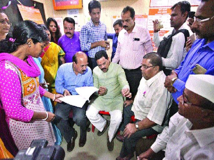 Four hours of Sene's movement in front of Baroda Bank, Baroda bank has accepted the locker's responsibility | बडोदा बँकेसमोर सेनेचे चार तास आंदोलन, बडोदा बँकेने स्वीकारली लॉकरची जबाबदारी Four hours of Sene's movement in front of Baroda Bank, Baroda bank has accepted the locker's responsibility | बडोदा बँकेसमोर सेनेचे चार तास आंदोलन, बडोदा बँकेने स्वीकारली लॉकरची जबाबदारी