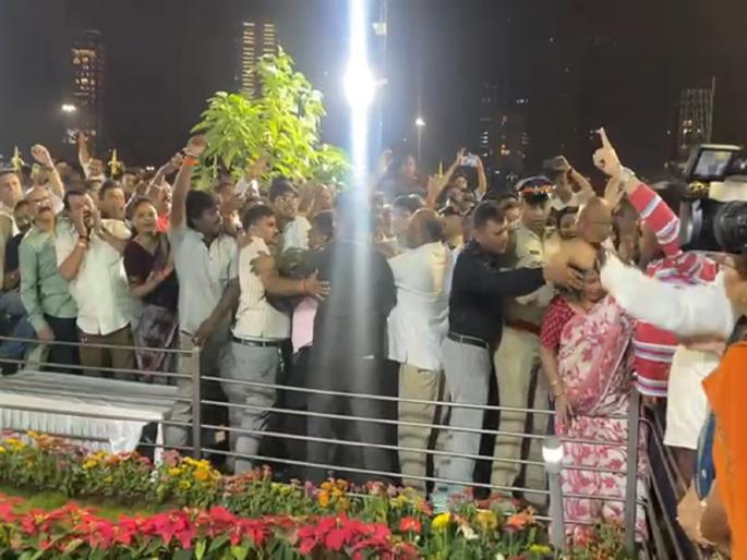 A case has been registered in the case of Thackeray-Shinde group Rada on Shivaji Park, investigation is underway with the help of CCTV | शिवाजी पार्कवरील ठाकरे-शिंदे गट राडा प्रकरणी गुन्हा दाखल, सीसीटीव्हीच्या मदतीने तपास सुरू A case has been registered in the case of Thackeray-Shinde group Rada on Shivaji Park, investigation is underway with the help of CCTV | शिवाजी पार्कवरील ठाकरे-शिंदे गट राडा प्रकरणी गुन्हा दाखल, सीसीटीव्हीच्या मदतीने तपास सुरू