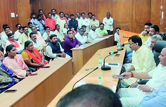 Shiv Sena members from Ramtek Lok Sabha constituency complaint to mp sanjay raut for office place | आमच्याकडे कार्यालयदेखील नाही, भगवा कसा फडकविणार? शिवसैनिकांचा संजय राऊतांना सवाल Shiv Sena members from Ramtek Lok Sabha constituency complaint to mp sanjay raut for office place | आमच्याकडे कार्यालयदेखील नाही, भगवा कसा फडकविणार? शिवसैनिकांचा संजय राऊतांना सवाल