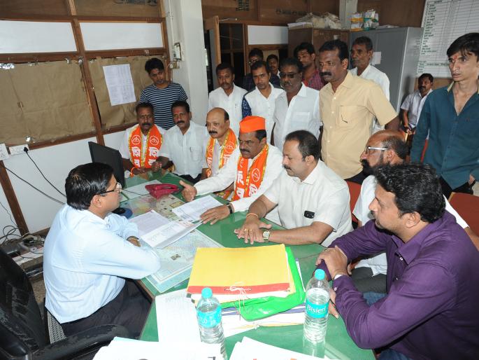 Kolhapur: Take action against 'FRP' tired workers, demand for Shivsena sugar co-operatives: 335 crores pending by December | कोल्हापूर : ‘एफआरपी’ थकविणाऱ्यां कारखान्यांवर कारवाई करा, शिवसेनेची साखर सह संचालकांकडे मागणी : डिसेंबरअखेर ३३५ कोटी प्रलंबित Kolhapur: Take action against 'FRP' tired workers, demand for Shivsena sugar co-operatives: 335 crores pending by December | कोल्हापूर : ‘एफआरपी’ थकविणाऱ्यां कारखान्यांवर कारवाई करा, शिवसेनेची साखर सह संचालकांकडे मागणी : डिसेंबरअखेर ३३५ कोटी प्रलंबित