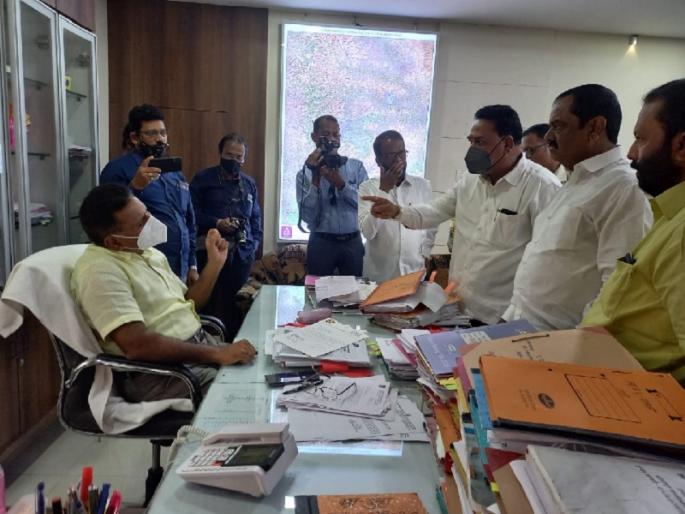 Shiv Sena asks Deputy Forest Conservator Kale about the solution plan | गव्याला वनअधिवासात सोडण्यात वनविभाग अपयशी, शिवसेनेने उपवनसंरक्षक काळे यांना धरले धारेवर Shiv Sena asks Deputy Forest Conservator Kale about the solution plan | गव्याला वनअधिवासात सोडण्यात वनविभाग अपयशी, शिवसेनेने उपवनसंरक्षक काळे यांना धरले धारेवर