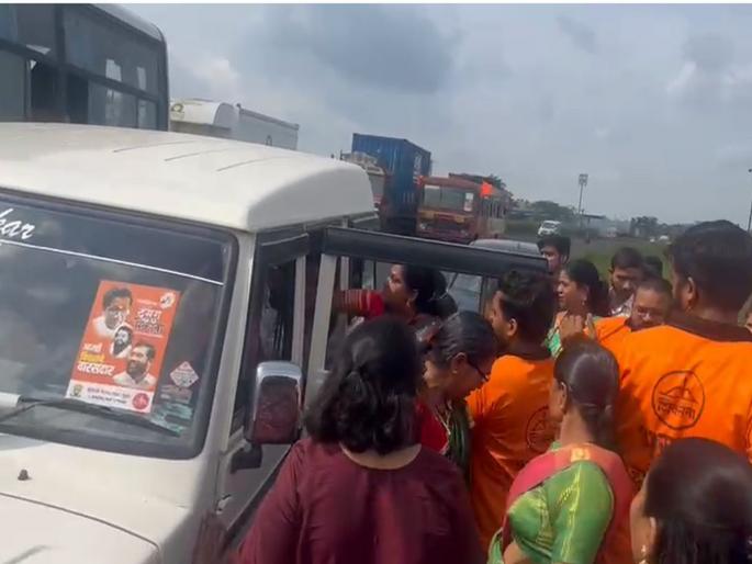 In Nashik, Shinde and Shiv Sena groups beat up Shinde soldiers accusing Rada of molesting women. | नाशिकमध्ये शिंदे आणि शिवसेनेच्या गटामध्ये राडा, महिलांची छेड काढल्याचा आरोप करत शिंदेसैनिकांना मारहाण In Nashik, Shinde and Shiv Sena groups beat up Shinde soldiers accusing Rada of molesting women. | नाशिकमध्ये शिंदे आणि शिवसेनेच्या गटामध्ये राडा, महिलांची छेड काढल्याचा आरोप करत शिंदेसैनिकांना मारहाण