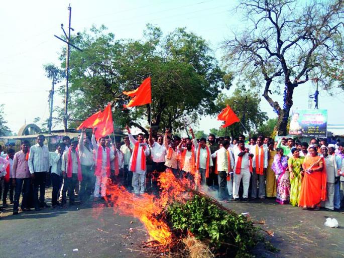 Shivsena's movement at Washim: 'Bondli, Holi of Agriculture Department!' | वाशिम येथे शिवसेनेचे आंदोलन : ‘बोंडअळी, कृषी विभागाची होळी!’ Shivsena's movement at Washim: 'Bondli, Holi of Agriculture Department!' | वाशिम येथे शिवसेनेचे आंदोलन : ‘बोंडअळी, कृषी विभागाची होळी!’