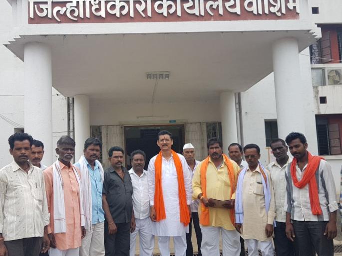 Delay in execution after taking resolution of the matter | कायमपट्टयाचा ठराव घेवूनही अंमलबजावणीत दिरंगाई; शिवसैनिकांसह झोपडपट्टीधारक आक्रमक Delay in execution after taking resolution of the matter | कायमपट्टयाचा ठराव घेवूनही अंमलबजावणीत दिरंगाई; शिवसैनिकांसह झोपडपट्टीधारक आक्रमक