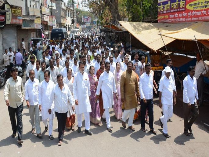 Discontinuance of Article 308 on Shiv Sainiks in Ahmadnagar, Political Press | अहमदनगरमधील शिवसैनिकांवरील ३०८ कलम वगळले, राजकीय दबावाची चर्चा Discontinuance of Article 308 on Shiv Sainiks in Ahmadnagar, Political Press | अहमदनगरमधील शिवसैनिकांवरील ३०८ कलम वगळले, राजकीय दबावाची चर्चा