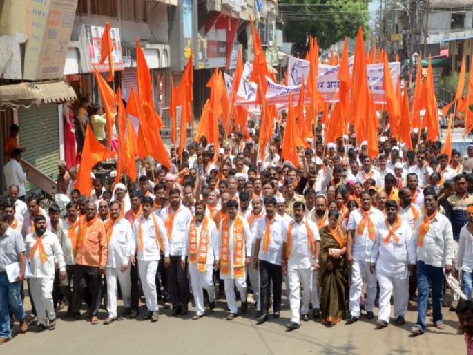 Restraint of Banner photos of Shiv Sena office bearers | शिवसेना पदाधिकाऱ्यांच्या बॅनरबाजीतील फोटोंना लगाम Restraint of Banner photos of Shiv Sena office bearers | शिवसेना पदाधिकाऱ्यांच्या बॅनरबाजीतील फोटोंना लगाम