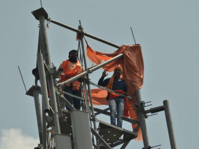 Shiv Sena's agitation on mobile tower for water supply | पाणीपुरवठ्यासाठी शिवसेनेचे मोबाइल टॉवरवर आंदोलन Shiv Sena's agitation on mobile tower for water supply | पाणीपुरवठ्यासाठी शिवसेनेचे मोबाइल टॉवरवर आंदोलन